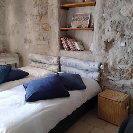 Au Coeur Du Caylar Bed & Breakfast